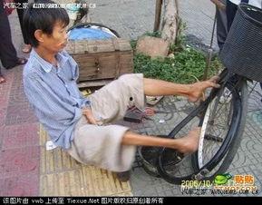 用脚写字的残疾人视频,用脚书写人生的残疾人书写奇迹