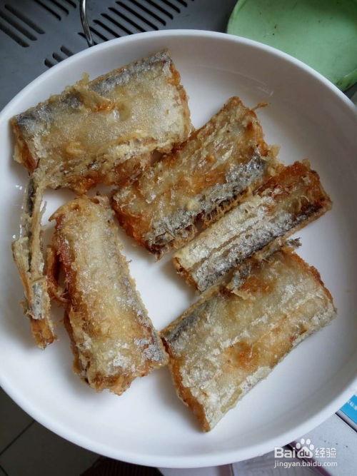 干炸带鱼视频,干炸带鱼家常做法大揭秘
